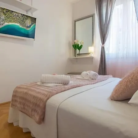 Una Makarska